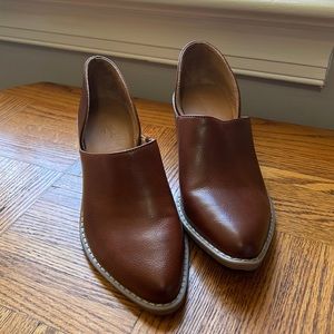 Universal Thread leather slip on shoes size 7 NEW